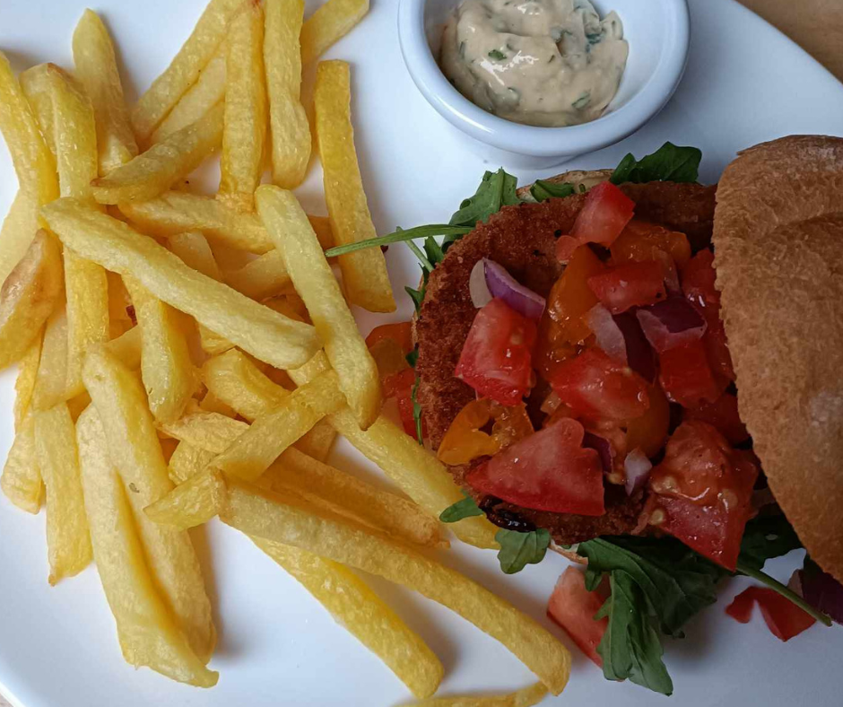 Kabeljauwburger met peterseliemayonaise en frietjes 🍟 voor € 2,33 p.p.