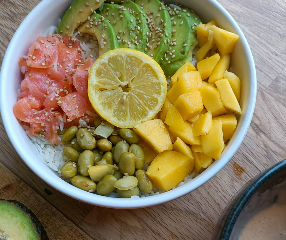 Poké bowl met zalm 🍣, avocado 🥑, en mango 🥭 voor € 4,42 p.p.
