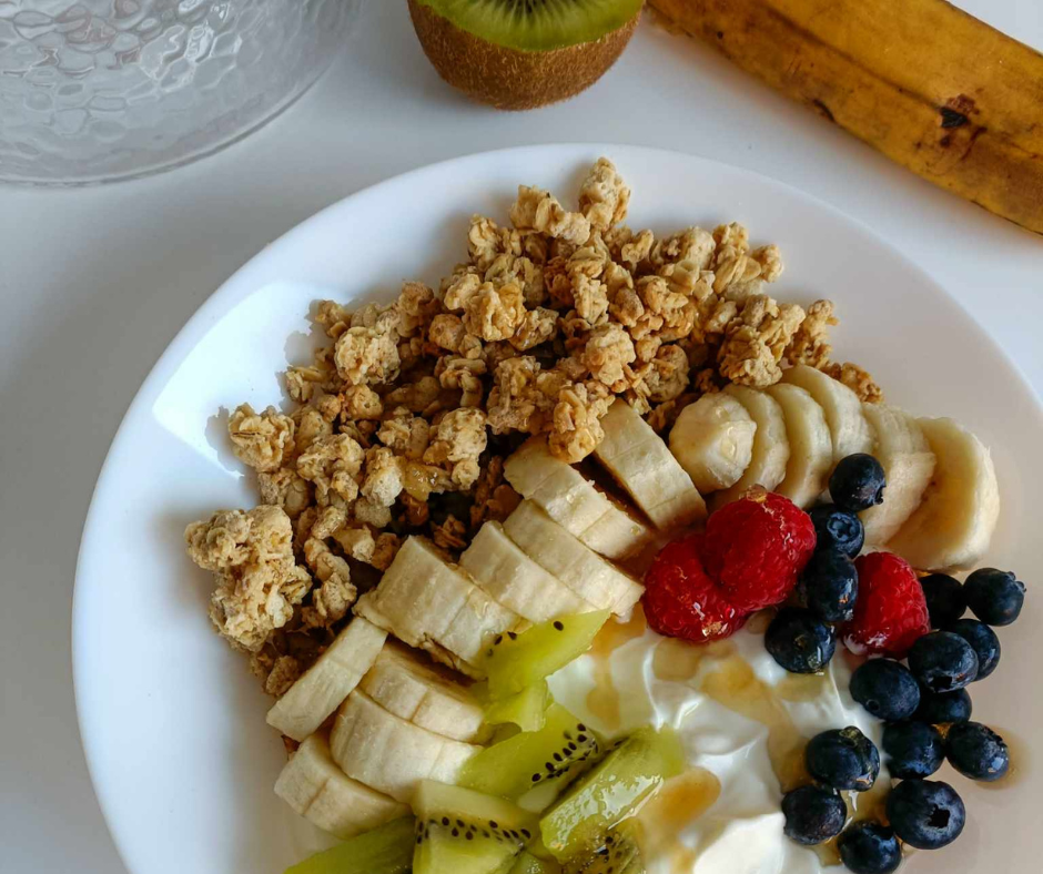 Breakfast bowl met yoghurt, granola en fruit 🥝🫐🍌