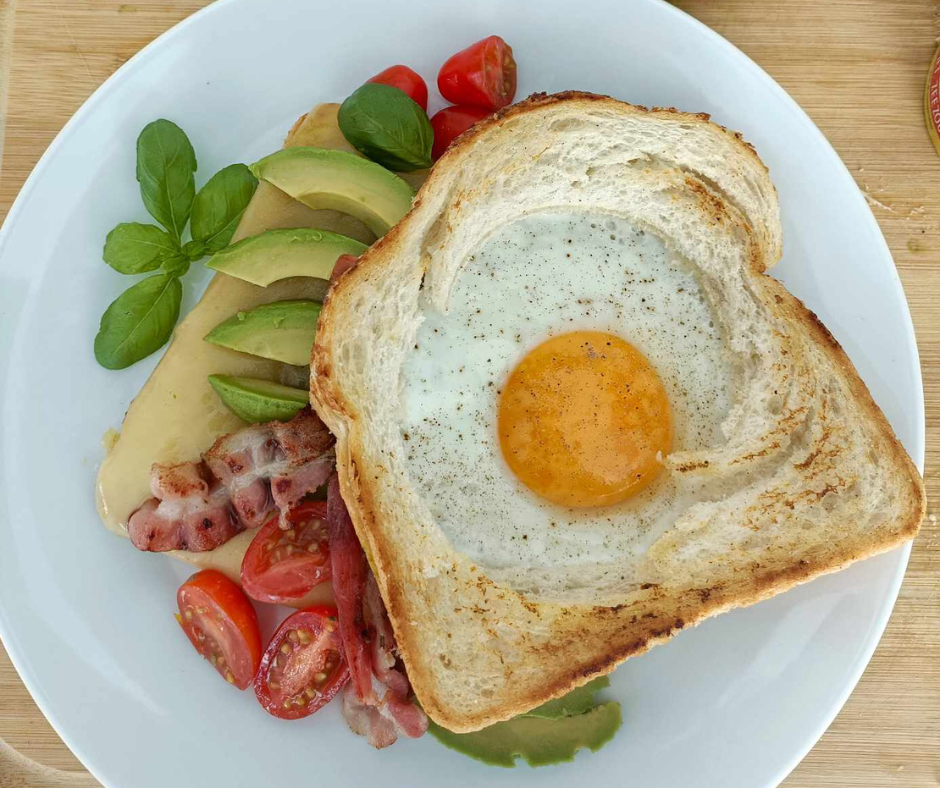 Hartig ontbijtje: toast met ei 🍳, spek en avocado 🥑 voor € 2,73 p.p.